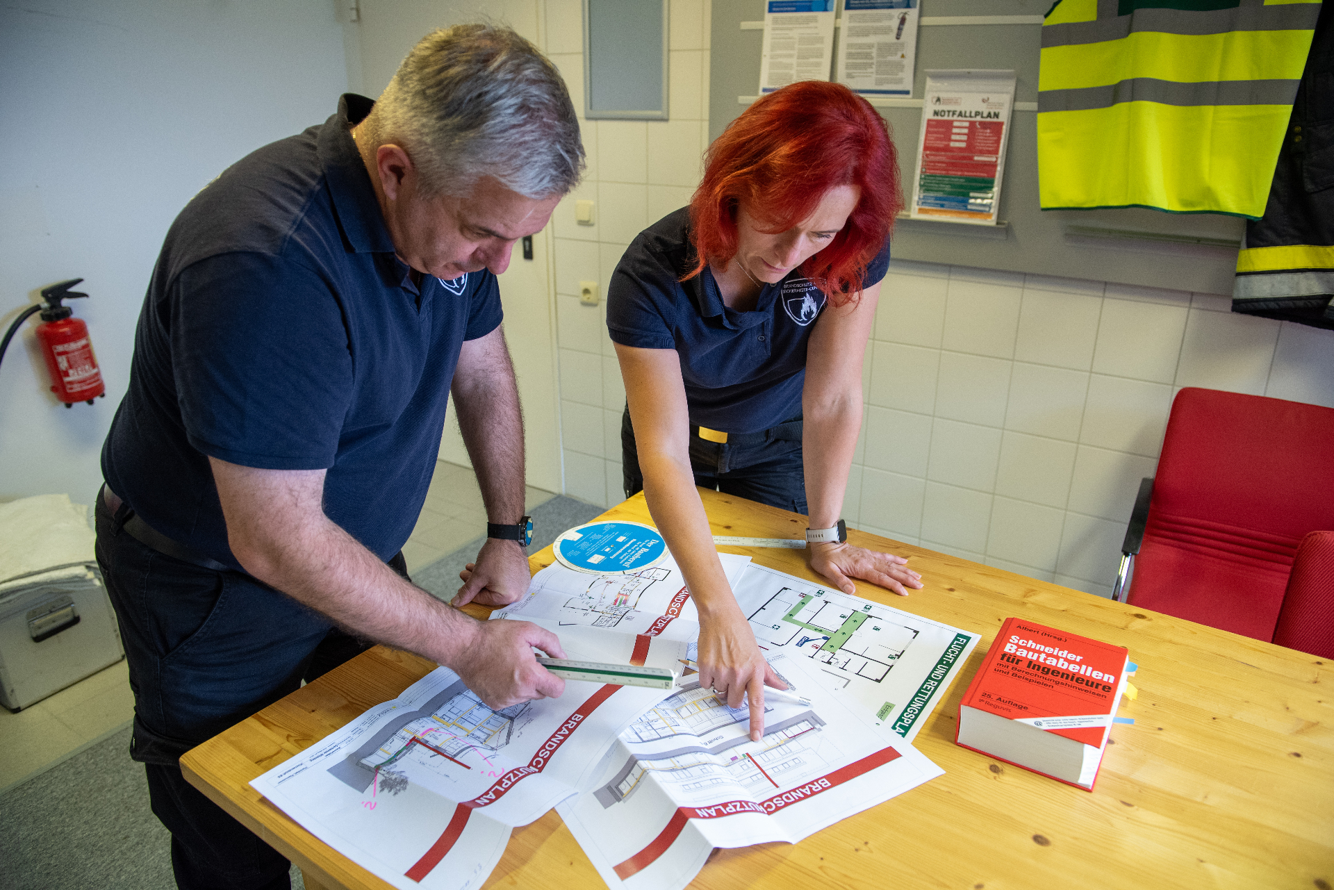 Greinwald Brandschutz – Team bei der Arbeit an Brandschutz- und Flucht- und Rettungsplänen